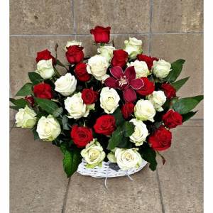 Cos cu trandafiri si Cymbidium Cos cu trandafiri si Cymbidium