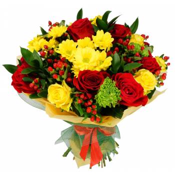 Buchet trandafiri rosii si flori galbene