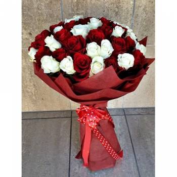 Buchet 49 trandafiri rosii si albi
