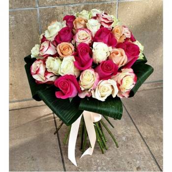 Buchet din 39 de trandafiri multicolori