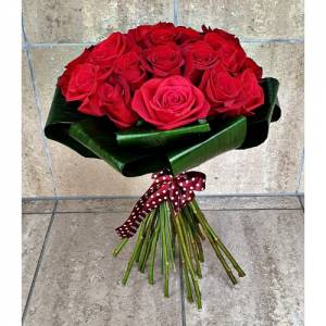 Buchet 23 trandafiri rosii Buchet 23 trandafiri rosii