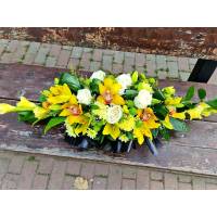 Aranjament funerar cu  cymbidium galben